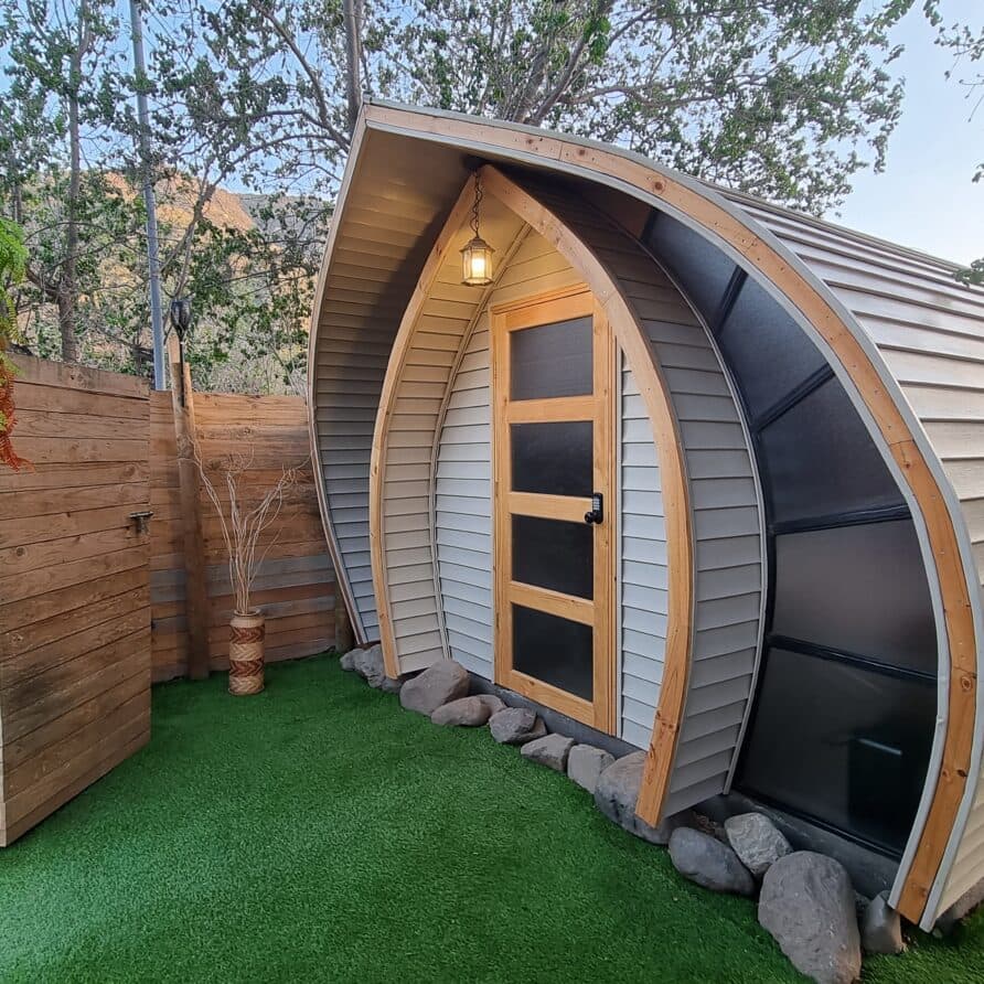 Tiny House — vista frontal con linterna